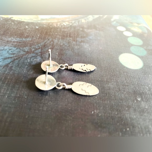 ❤️ Native American handcrafted feather post earrings - Picture 4 of 5